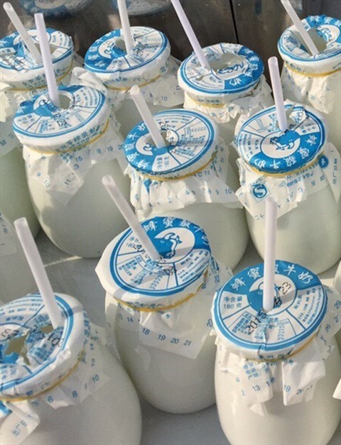 老北京的特色,从小时候就开始喝,还有一种玻璃瓶的茯苓酸奶也非常有名