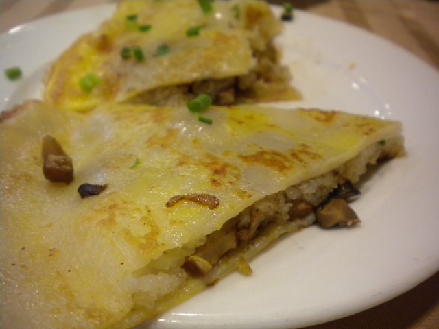 三鲜豆皮，喜欢，里面是糯米还有豆干、香菇。我看到基本每桌都有点这个。