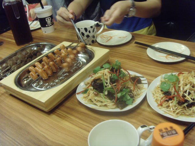 满桌的食物,桌子都快装不下了。幸福