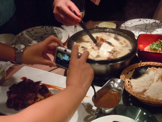 [松茸菌豆腐滑鸡片]。眼花缭乱~~好多料，特别是菇类就有好多种，味道蛮清甜的，也是大众口味