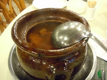 莲藕排骨汤。本来特地来喝椰子汤的。谁知卖完了！！我们已经去的算早了。不过这个汤也很不错，看的出来是放了料的。清甜。我们要的是小的。可是竟然可以装上8碗左右，不是开玩笑，真的好多。。。很抵吃，才38