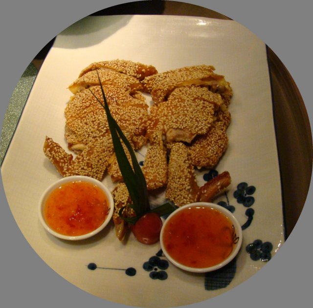 这道菜我比较喜欢,芝麻脆皮鸡,鸡皮的脆加芝麻的香,唇齿留香呀!