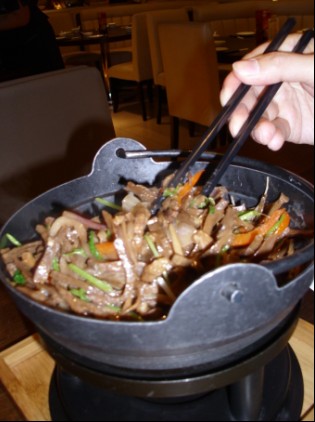 小炒锅里有些肉片