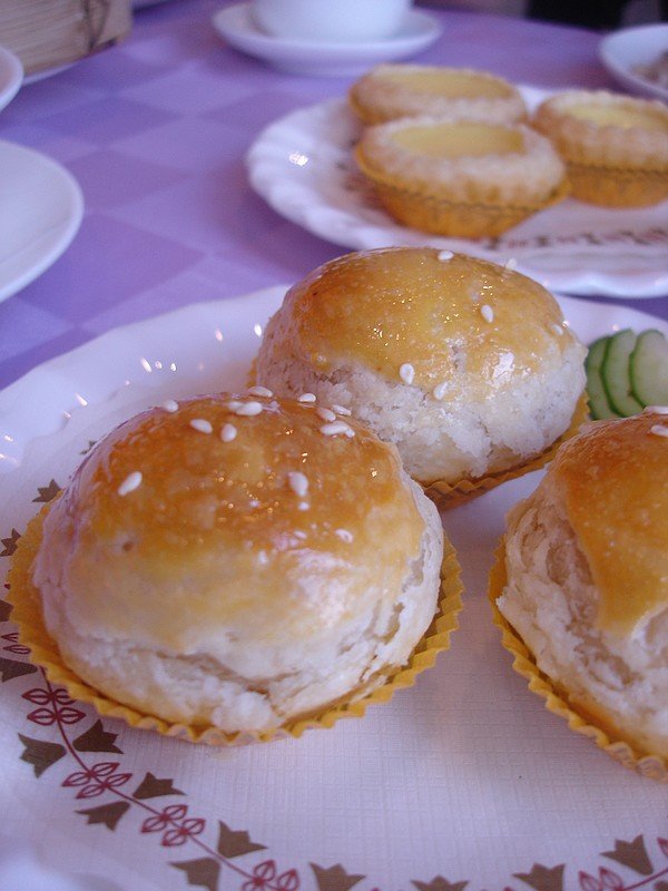 酥皮汤圆，超级松化，中间汤圆皮粘粘的，麻蓉馅不太甜，不过吃落很漏