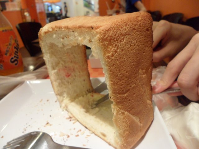 食完“里面”d面包粒, 发现原来个外壳系“无底”嘅~~~