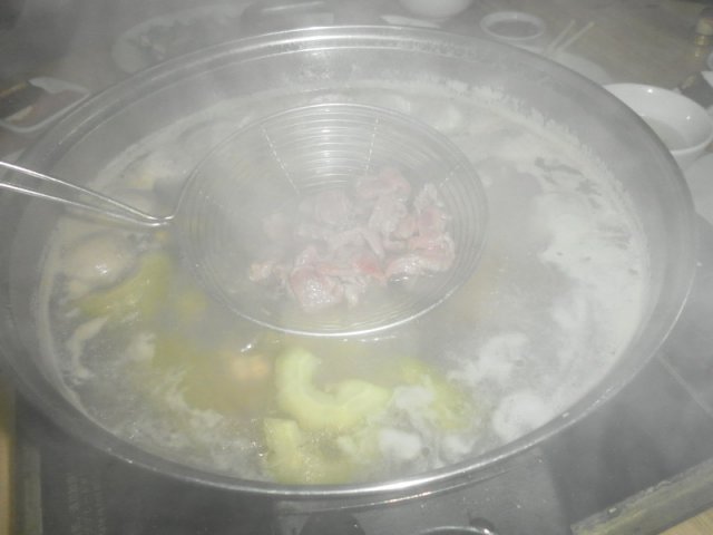 火锅（在稍稍泡煮牛肉）