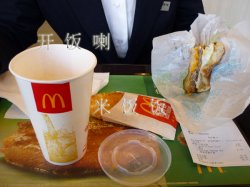 同事的早餐，她比我多了薯饼，而且饮料是橙汁。