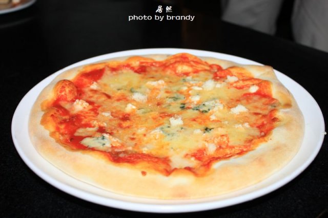 四芝士pizza， 其中的蓝芝士，价格贼贵，但是不一定人人吃得惯哈！