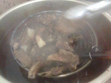 正  正在煮的牛骨头