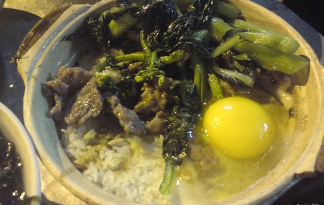 窝蛋牛肉饭