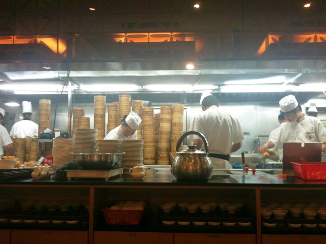 半开放式的厨房，厨师们倒是很井井有条的