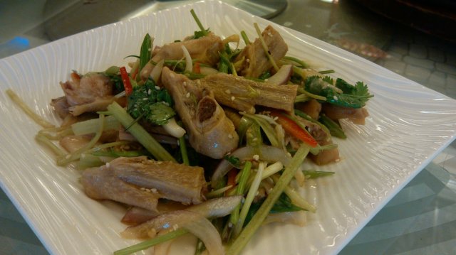 凉拌鹅掌翼，辣的，很明显是鸭爪，不过味道也不错
