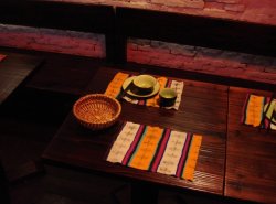 店内的藏式餐具齐全
