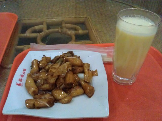 玉米汁+炒猪肠粉