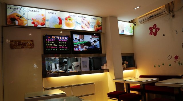 店内小而净洁。