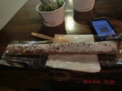 撒糖粉的长条面包