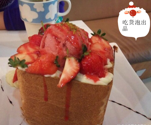 草莓厚多士