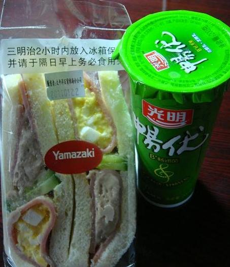 丰盛的三明治早餐