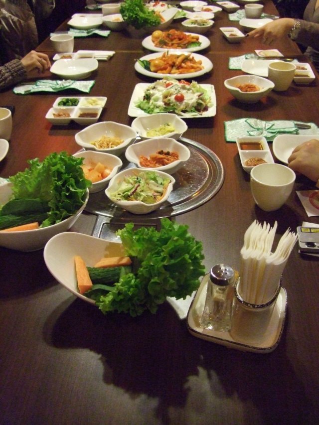 满桌食物