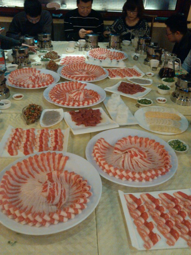 一桌子肉（还没上完）