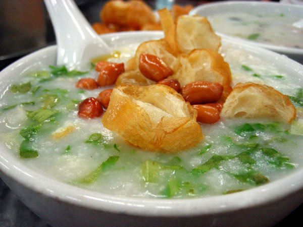 有粉怎可无粥？艇仔粥依旧是ME的至爱，不过在广州市区，都难觅到正宗或好吃的艇仔粥了，西关陈添记对面那家还不错