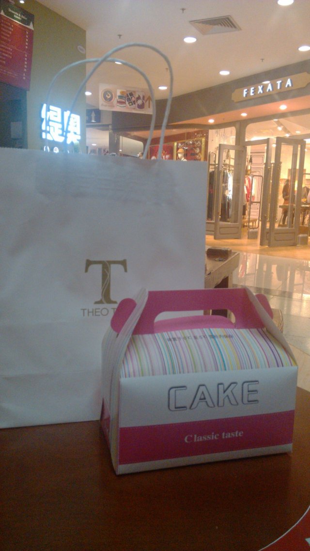 (缇奥)装面包的纸盒和纸提袋