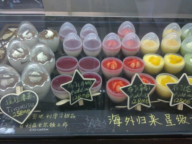 摆着的甜品样品