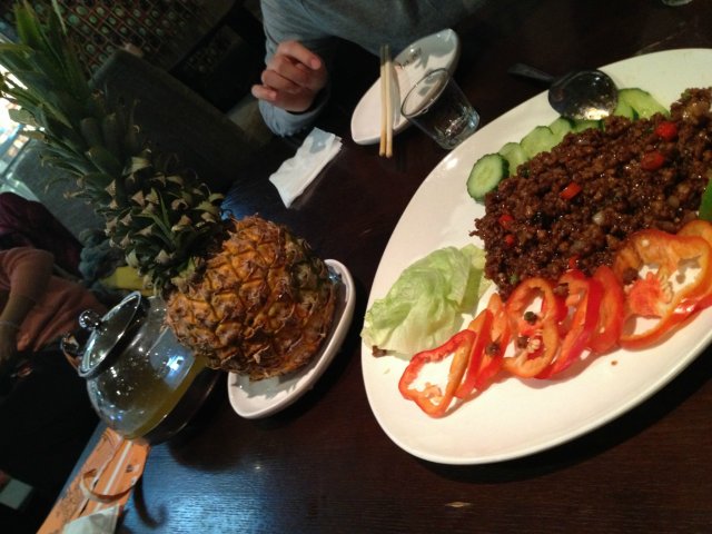 柠檬碎牛肉和菠萝酒