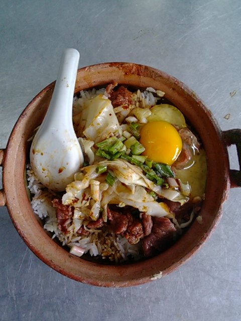 窝蛋牛肉饭