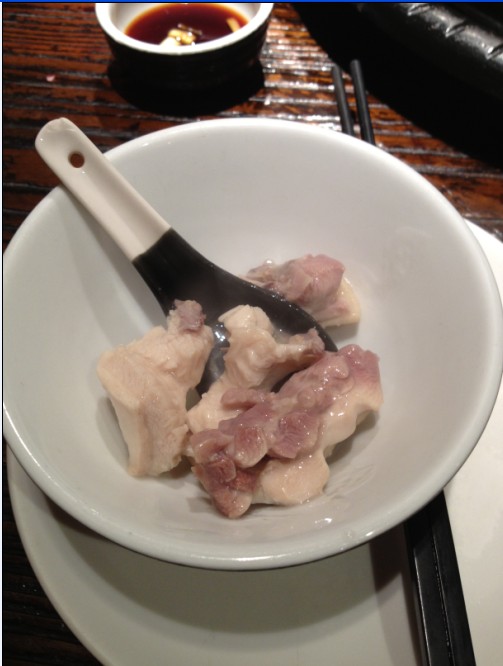 一边享受鸡肉,一边等其它