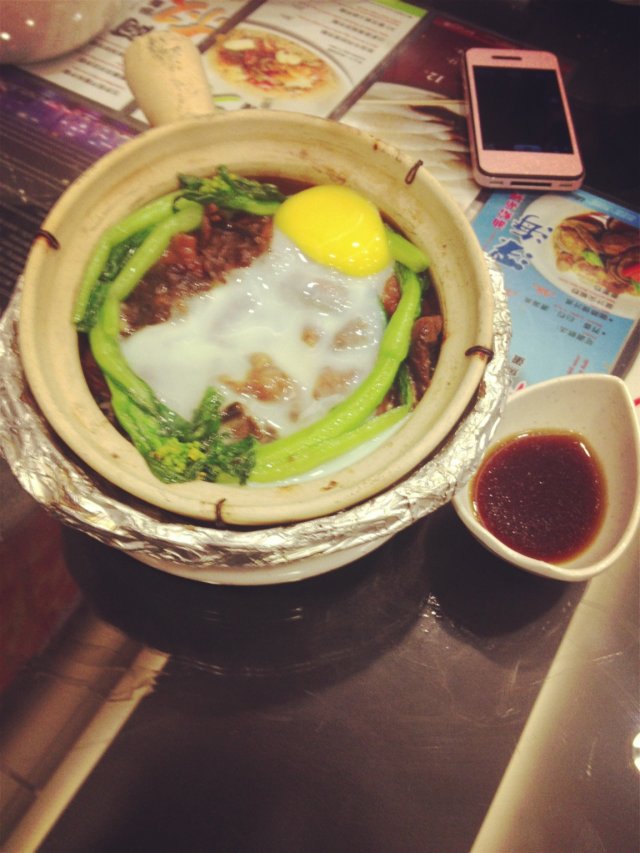 牛肉窝蛋煲仔饭