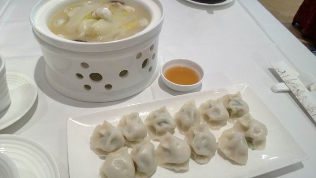 浓汤鱼滑娃娃菜和饺子