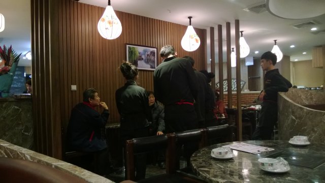 服务员朝顾客狂吼场面