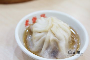 老昌盛的小笼包，皮薄馅多，肉汁偏甜。