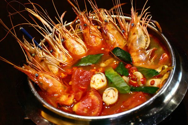 明炉冬阴功虾汤（68元例）：先是汤底以鸡骨、猪骨加同熬，再把数只个头硕大的鲜虾扔进炉中泡温泉，最后加以数味香料配菜共冶，滋味如何香艳迷人自是不在话下。