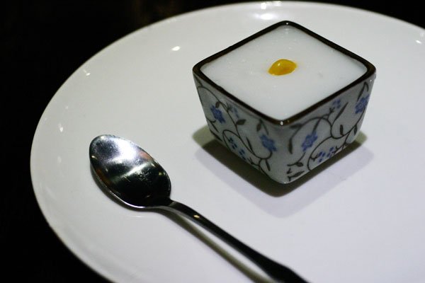 椰汁西米糕（28元例）：最后不得不提这里的人气产品椰汁西米糕，选用泰国绿西米配以玉米和马蹄，口感清爽、香糯迷人。