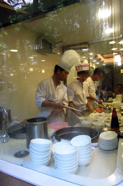 煮面的作坊在一楼,能容纳四位师博同时操作,包括包云吞及煮面。