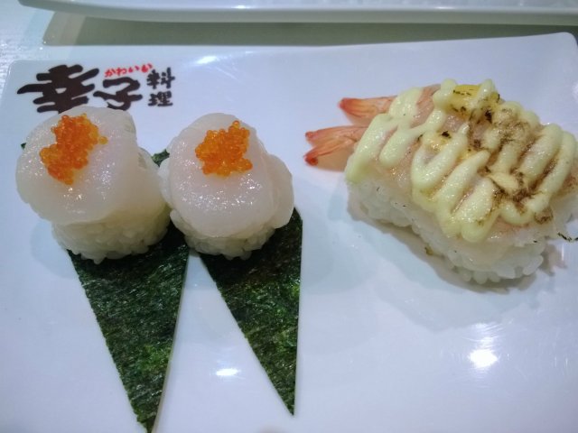 左：一口带子，右：芝士玻璃虾寿司