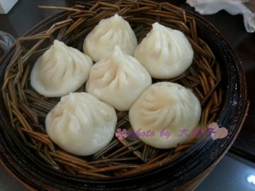 小笼包，味道一般，个头巨小啊，用筷子一夹肉馅就掉出来了