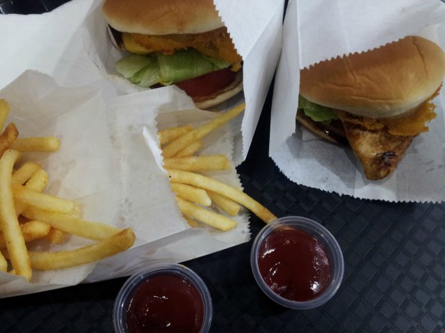 鸡肉牛油果白酱汉堡