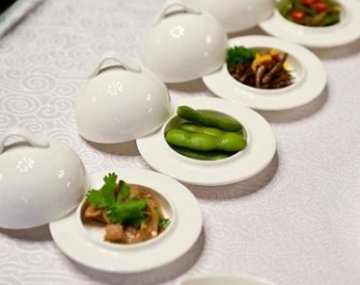 四味小碟：腌辣椒、煮毛豆、脱骨鸡爪和锅焙鱼