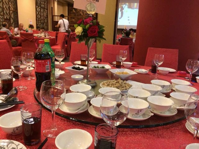 喜酒桌、圆桌~餐具什么的都很干净有木有~