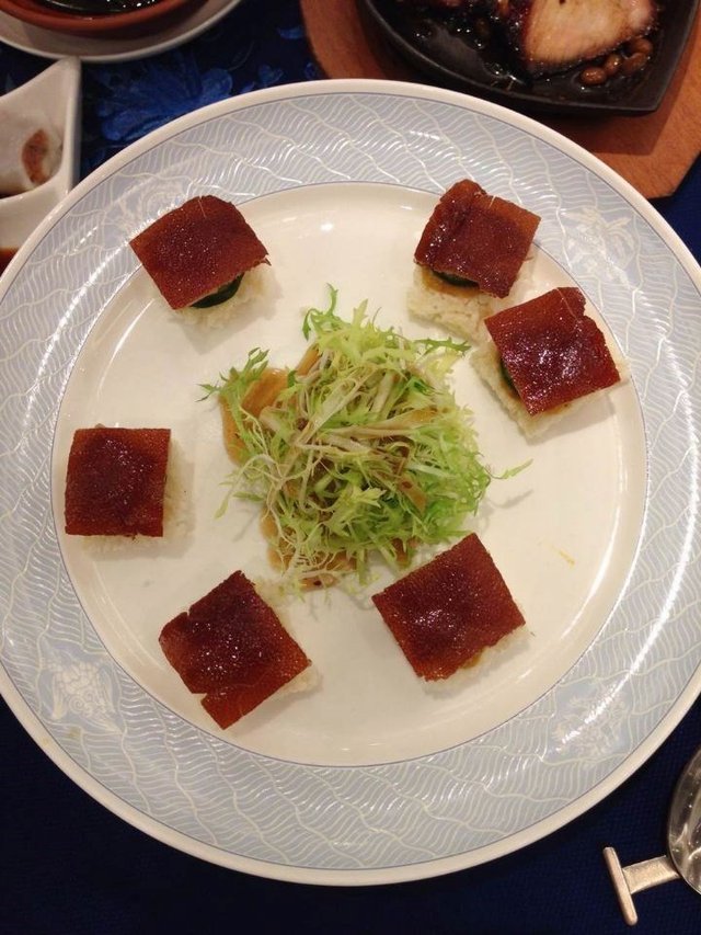 鹅肝一口锅巴猪