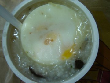 香菇鸡肉粥+太阳蛋