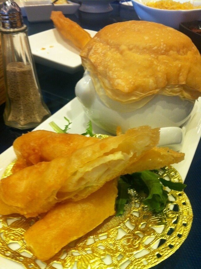 酥皮龙虾汤拼海皇卷