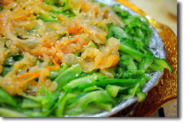 苦瓜拌海蜇,颜色不突出,一般要另加麻油搅拌