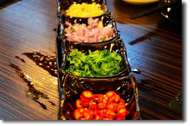 四种调料，蒜、香菜、洋葱、辣椒，味料可随时添加，服务员态度很好，