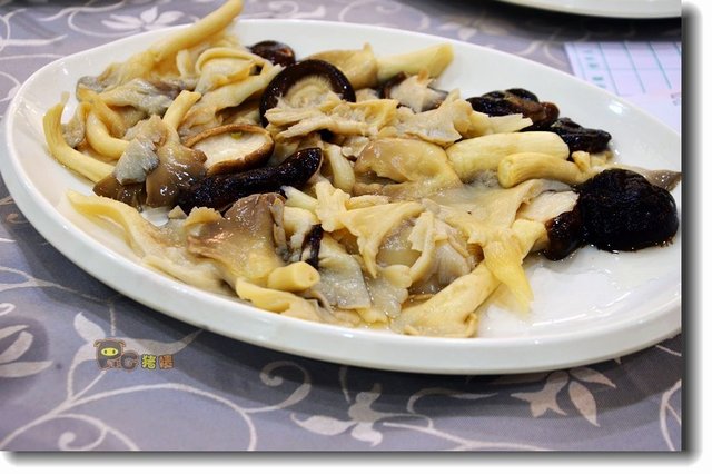 鲜菌，加入冬瓜盅内煮，味鲜；
