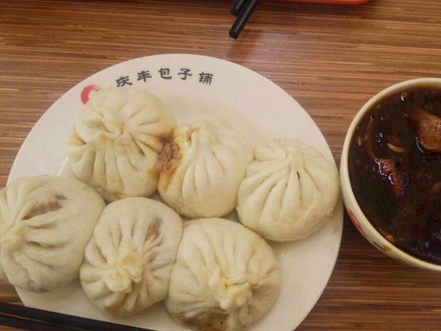 猪肉大葱包子二两和一碗炒肝