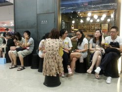晚上七点排起了长队